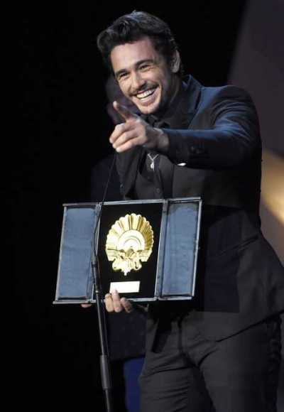 Джеймс Франко празднует победу на кинофестивале в Сан-Себастьяне