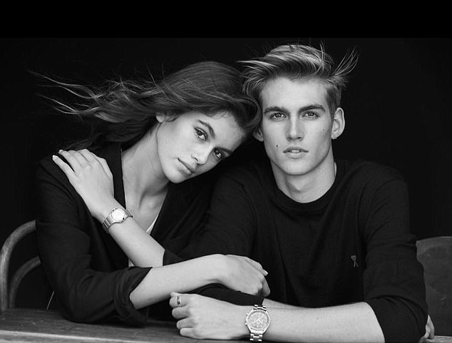 Синди Кроуфорд в роскошной фотосессии с мужем и детьми