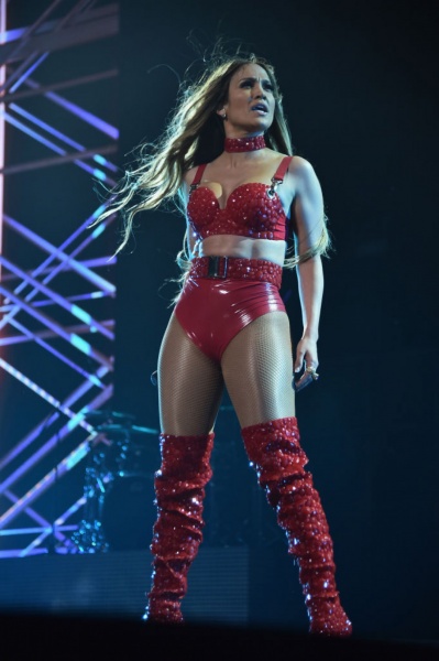 Дженнифер Лопес поразила своим нарядом на концерте Дженнифер Лопес поразила своим нарядом на концерте