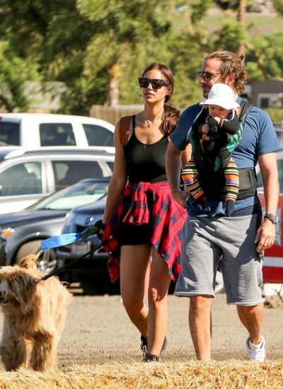 Брэдли Купер с семьей отправился выбирать тыкву на Хэллоуин Брэдли Купер с семьей отправился выбирать тыкву на Хэллоуин