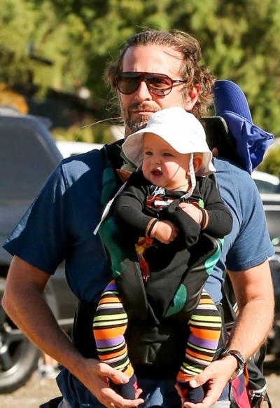 Брэдли Купер с семьей отправился выбирать тыкву на Хэллоуин Брэдли Купер с семьей отправился выбирать тыкву на Хэллоуин