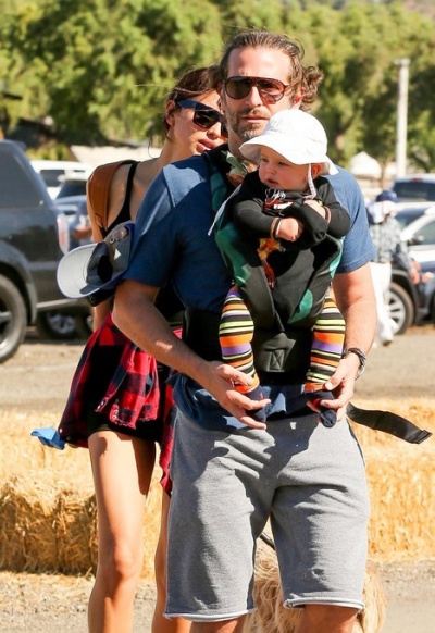 Брэдли Купер с семьей отправился выбирать тыкву на Хэллоуин Брэдли Купер с семьей отправился выбирать тыкву на Хэллоуин