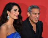 Джордж Клуни в компании жены-красавицы и тещи появился на премьере