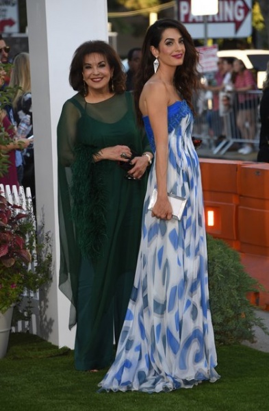 Джордж Клуни в компании жены-красавицы и тещи появился на премьере