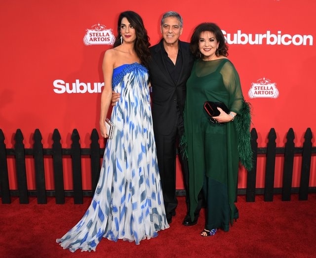 Джордж Клуни в компании жены-красавицы и тещи появился на премьере