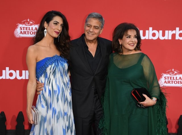 Джордж Клуни в компании жены-красавицы и тещи появился на премьере