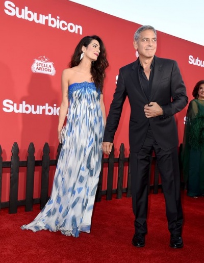 Джордж Клуни в компании жены-красавицы и тещи появился на премьере