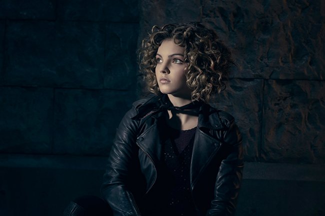 Камрен Бикондова - Биография