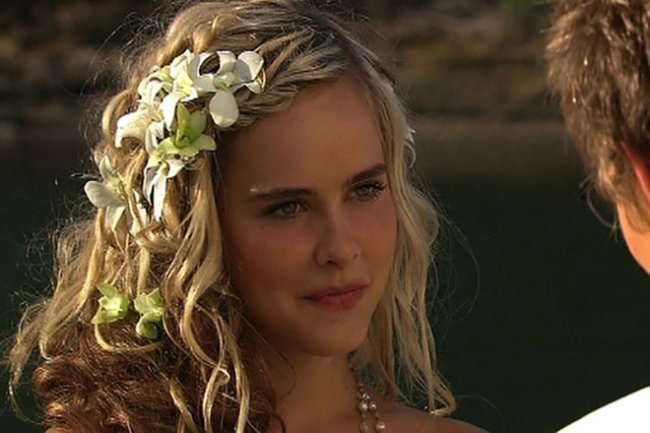 Изабель Лукас - Биография