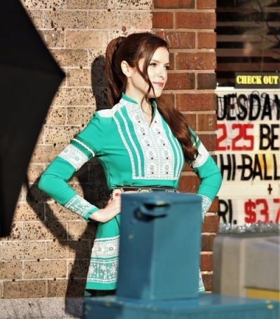 Анна Кендрик на съемках своего нового фильма