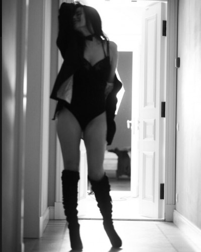 Надежда Мейхер покорила чувственной фотосессией