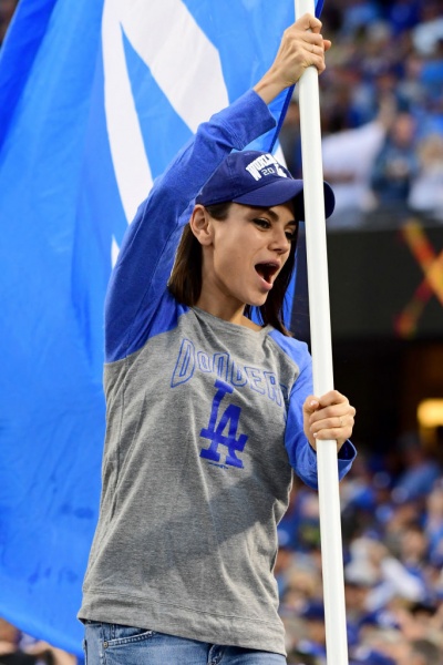 Эштон Катчер и Мила Кунис оторвались на матче Эштон Катчер и Мила Кунис оторвались на матче