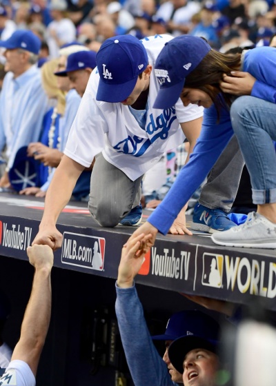 Эштон Катчер и Мила Кунис оторвались на матче Эштон Катчер и Мила Кунис оторвались на матче