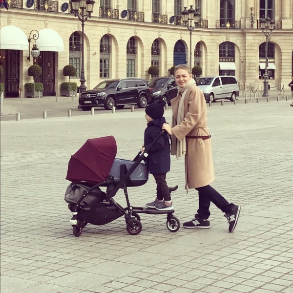 Акиньшина впервые опубликовала фото девятимесячной дочери