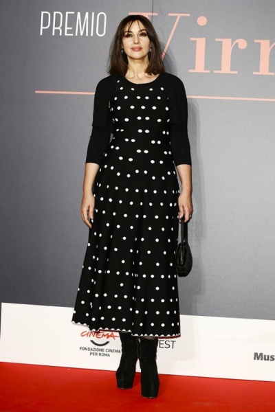 Моника Беллуччи соблазнила новой прической и игривым платьем