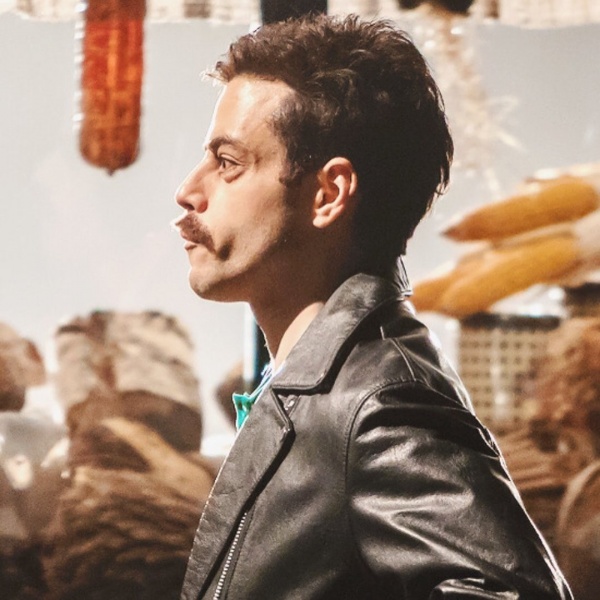 Новые фото Рами Малека со съемок фильма о Queen