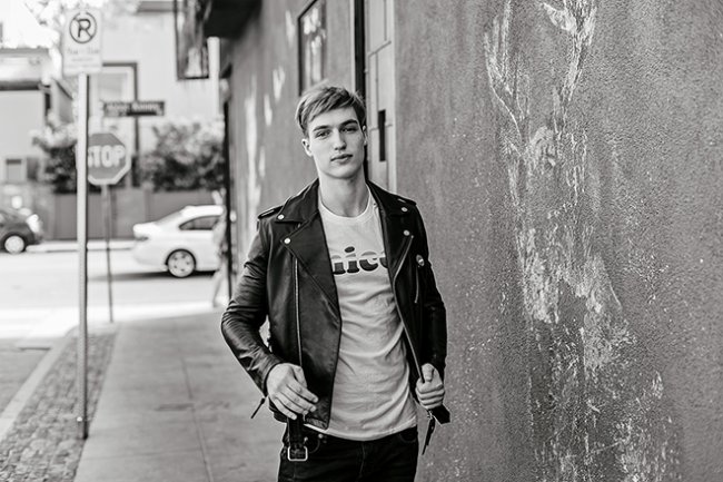 Тревор Стайнс - Биография