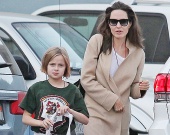 Анджелина Джоли ведёт дочь на карате