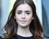 Лили Коллинз на съемках "Очень плохого, невероятно злого и гнусного"