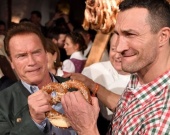 Шварценеггер и Кличко устроили борьбу на вечеринке