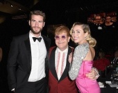 Майли Сайрус и Лиам Хемсворт на вечеринке Элтона Джона