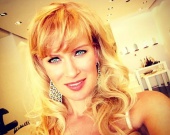 Олеся Судзиловская вышла в свет в брюках с лампасами