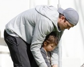 Эштон Катчер играет с дочкой в гольф