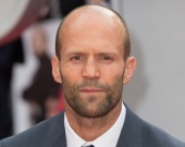 Джейсону Стэтхэму понравилось кормить акул из рук