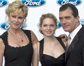 Дочь Антонио Бандераса и Мелани Гриффит выросла красавицей