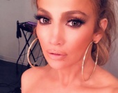 Дженнифер Лопес похвасталась стройными ногами в коротком платье