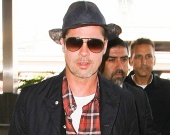 Брэд Питт в аэропорту: прячет проблемы за темными очками?