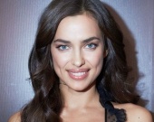 Ирина Шейк блистала в золотом платье