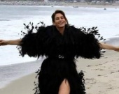 Синди Кроуфорд показала роскошное декольте