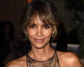 Холли Берри в радужной пачке топлес снялась у бассейна