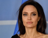 Джоли сделала гневное заявление о разводе с Питтом